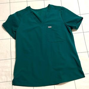 Figs womens 1 pocket scrub top in hunter green M
